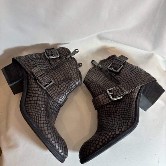 DONALD PLINER Sz 8.5 Dalis Stacked Heel Embossed Back Hooded Almond Toe Boots - Picture 5 of 11